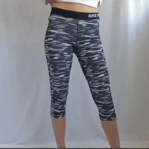 Women’s Nike Pro 3/4 Length Camouflage Leggings Size Small EUC